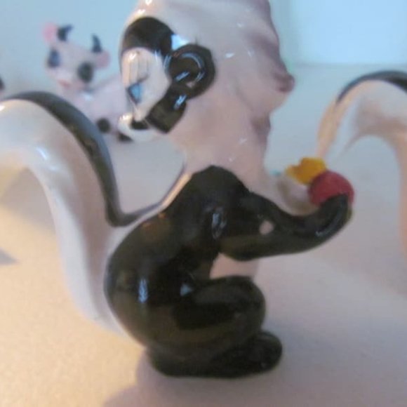 Pair of Skunks Pepe Le Pew Skunk Figurines nick knacks MCM Home decor - Picture 5 of 5